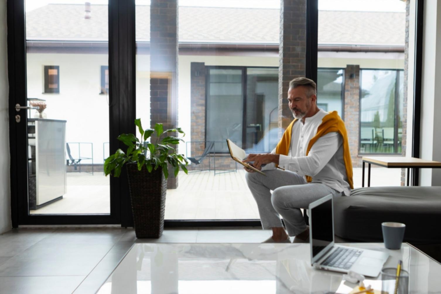 Séance de travail collaborative sur stratégies d'optimisation des revenus